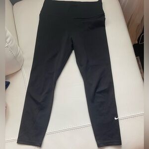 NWOT black Nike high waist capri leggings size M